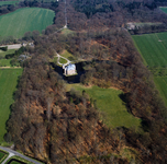 842127 Luchtfoto van kasteel Moersbergen (Moersbergselaan 17) bij Doorn, uit het zuiden.